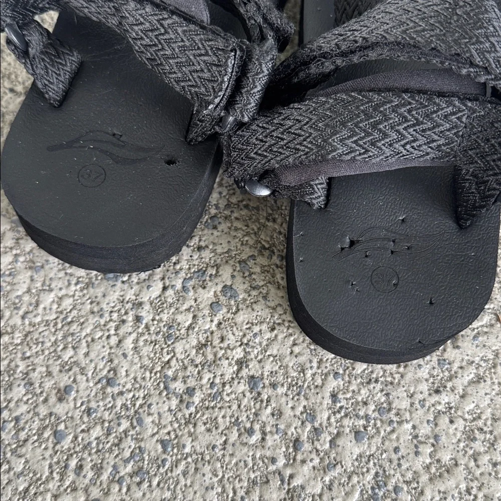 Black strappy adjustable foam base sport sandals size 37
